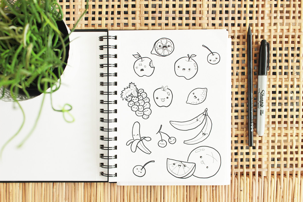 owocowe doodle - szkicownik na stole