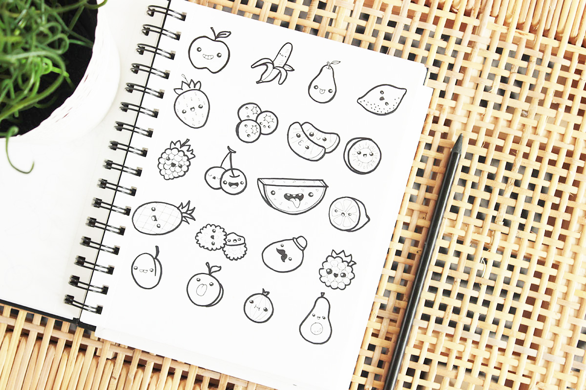 owocowe doodle - szkicownik na stole