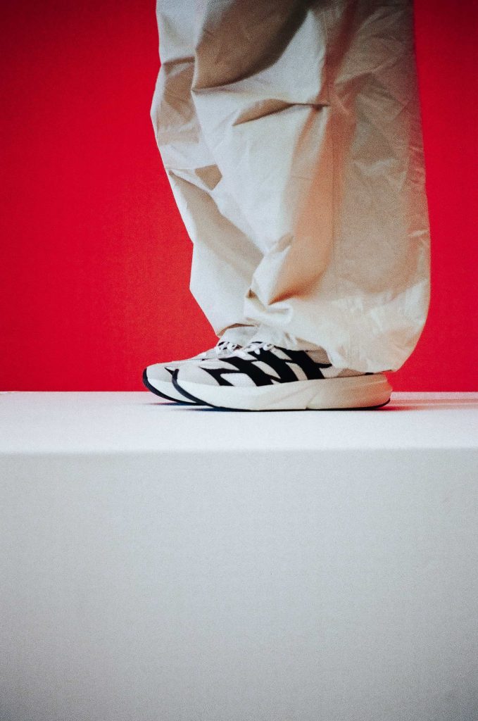Wiosenne stylizacje ze sneakersami. Na co zwrócić uwagę
