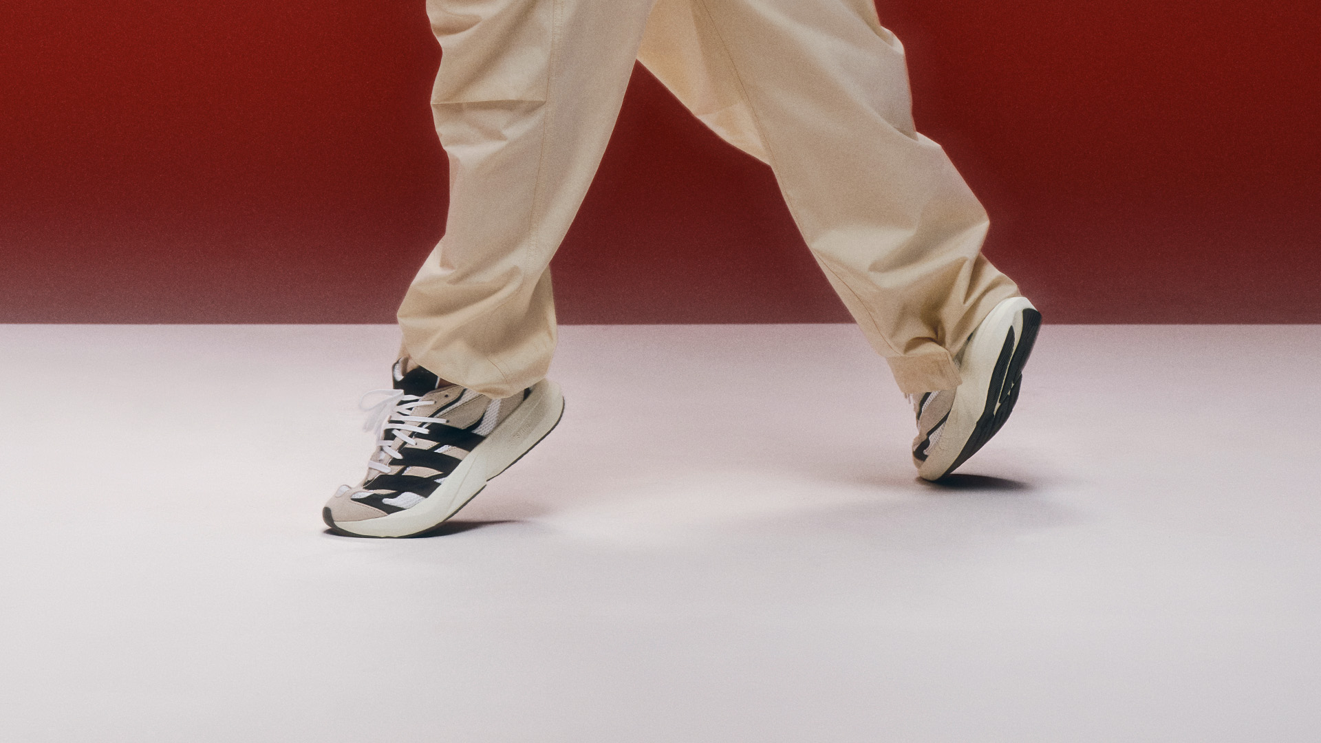Wiosenne stylizacje ze sneakersami. Na co zwrócić uwagę